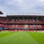 Brede stadionblik in Luik met de spelersgroep van Standard tijdens de opwarming