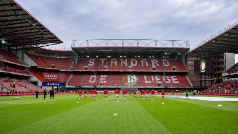 Brede stadionblik in Luik met de spelersgroep van Standard tijdens de opwarming