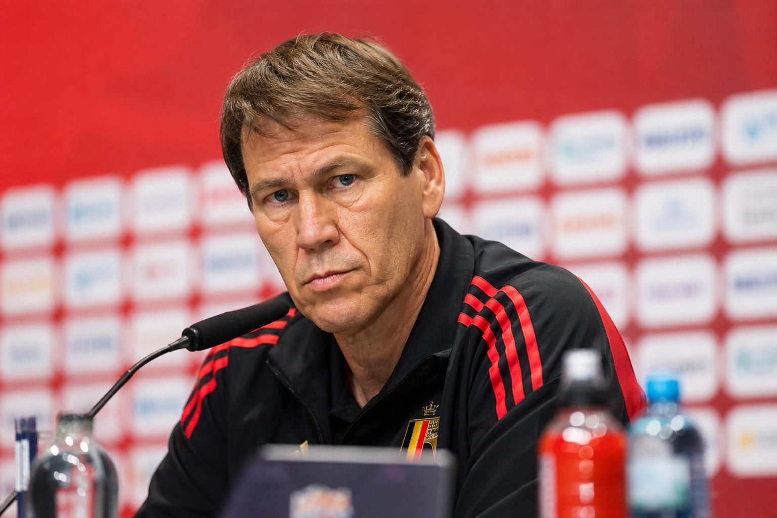 Rudi Garcia tijdens een gespannen persmoment van de Rode Duivels
