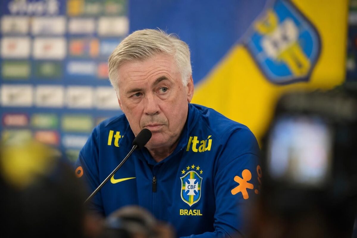 Carlo Ancelotti tijdens een persmoment van Braziliƫ voor de wedstrijd tegen Noorwegen