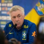 Carlo Ancelotti tijdens een persmoment van Brazilië voor de wedstrijd tegen Noorwegen