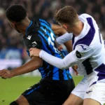 Spelers van Club Brugge en Anderlecht in een stevig duel om de bal