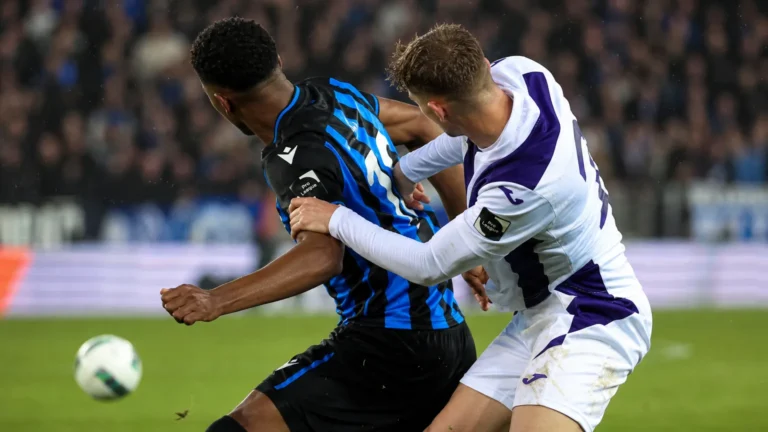 Spelers van Club Brugge en Anderlecht in een stevig duel om de bal