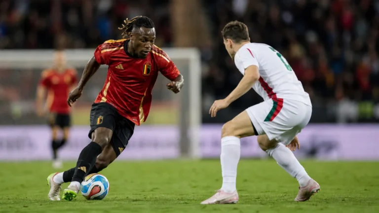 Jérémy Doku in actie tijdens een dribbelmoment voor de Rode Duivels