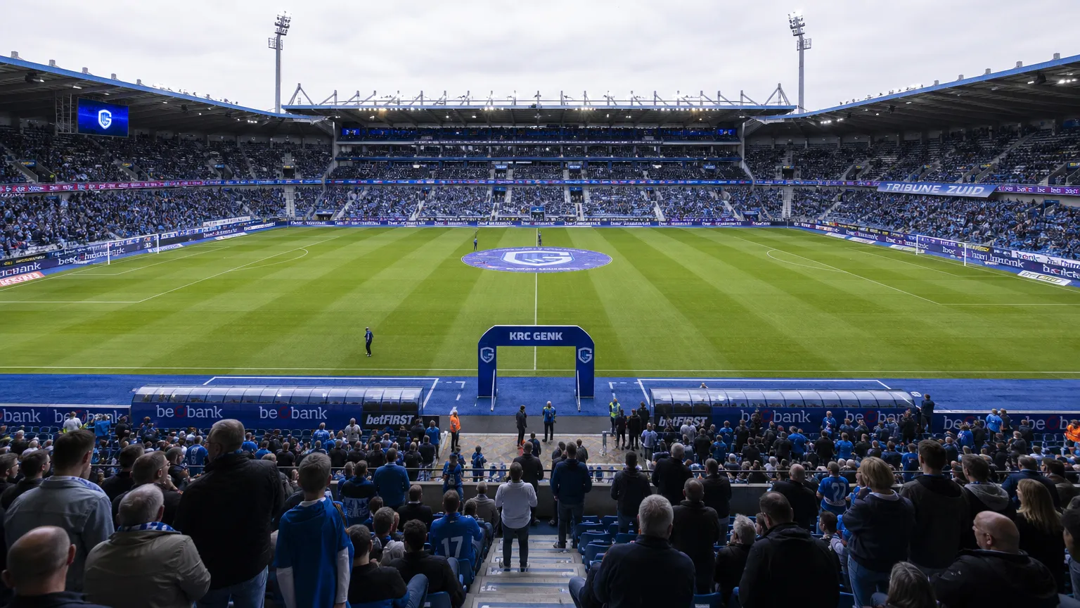 Brede blik op een gevuld KRC Genk-stadion tijdens een wedstrijddag