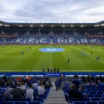 Brede blik op het stadion van KRC Genk tijdens de opwarming voor een wedstrijd