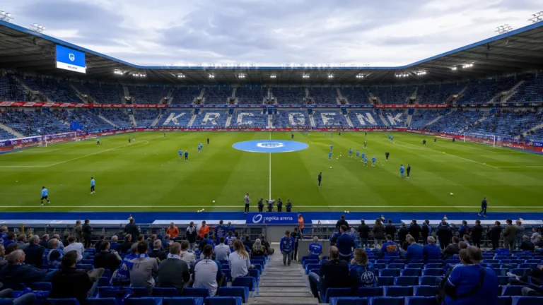 Brede blik op het stadion van KRC Genk tijdens de opwarming voor een wedstrijd
