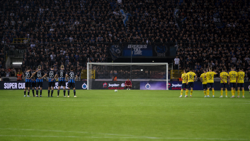 union-sg-klopt-club-brugge-na-strafschoppen-supercup Spelers van Club Brugge en Union SG tijdens de strafschoppenreeks in het Jan Breydelstadion