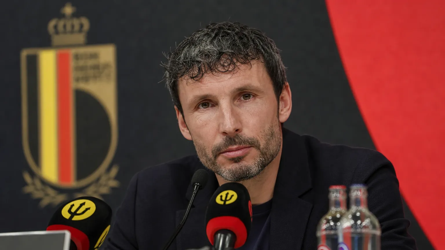 Mark van Bommel in een perscontext rond zijn start bij de Rode Duivels