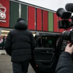 Transfercontext rond Zulte Waregem met stadionomgeving en supporterssfeer zonder herkenbare gezichten