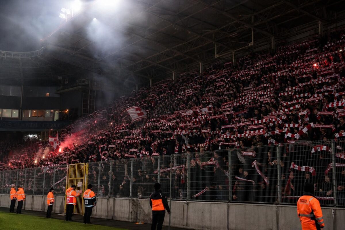 Antwerp-supporters tonen hun ongenoegen in een gespannen stadionsfeer.