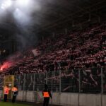 Antwerp-supporters tonen hun ongenoegen in een gespannen stadionsfeer.