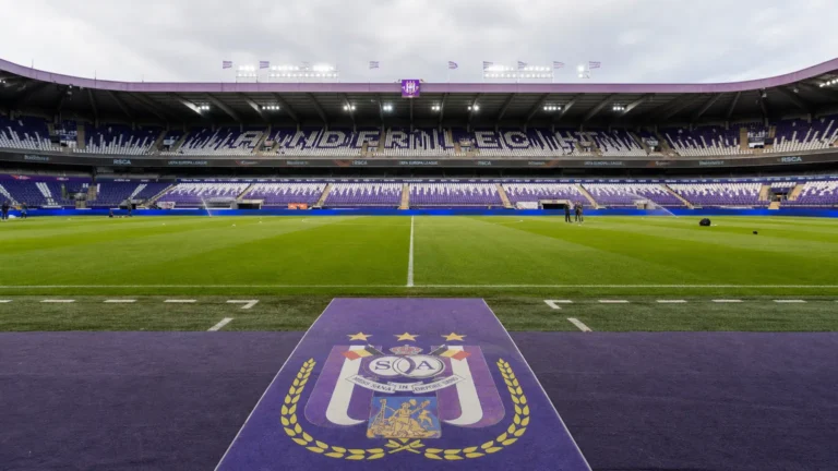 Stadion van RSC Anderlecht tijdens de voorbereidingen op een Europese wedstrijd
