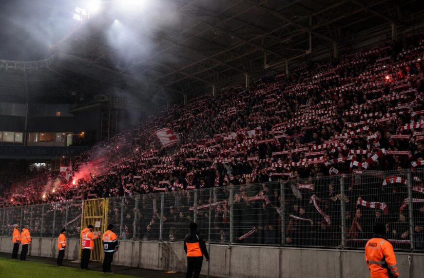 Antwerp-supporters tonen hun ongenoegen in een gespannen stadionsfeer.