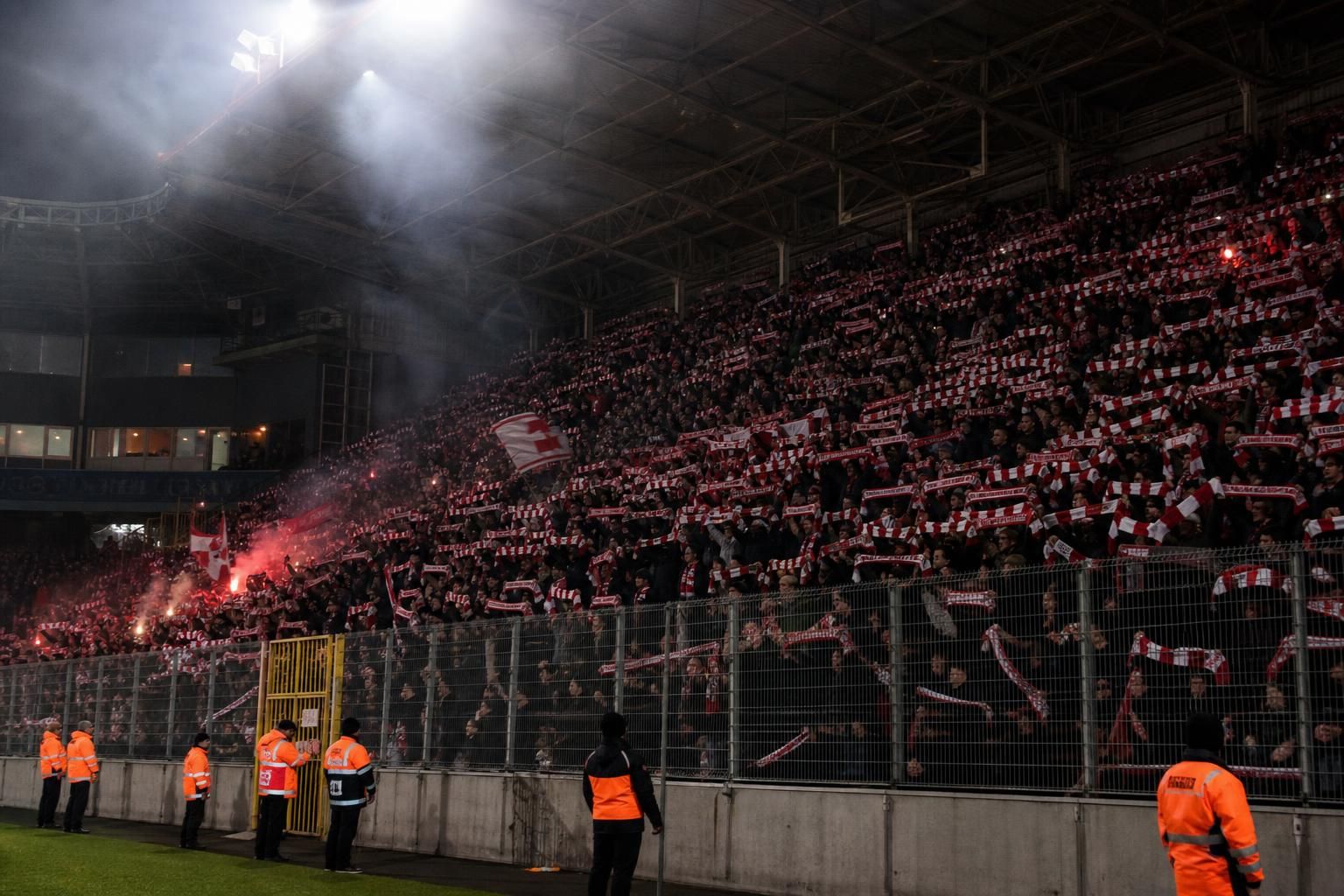 Antwerp-supporters tonen hun ongenoegen in een gespannen stadionsfeer.