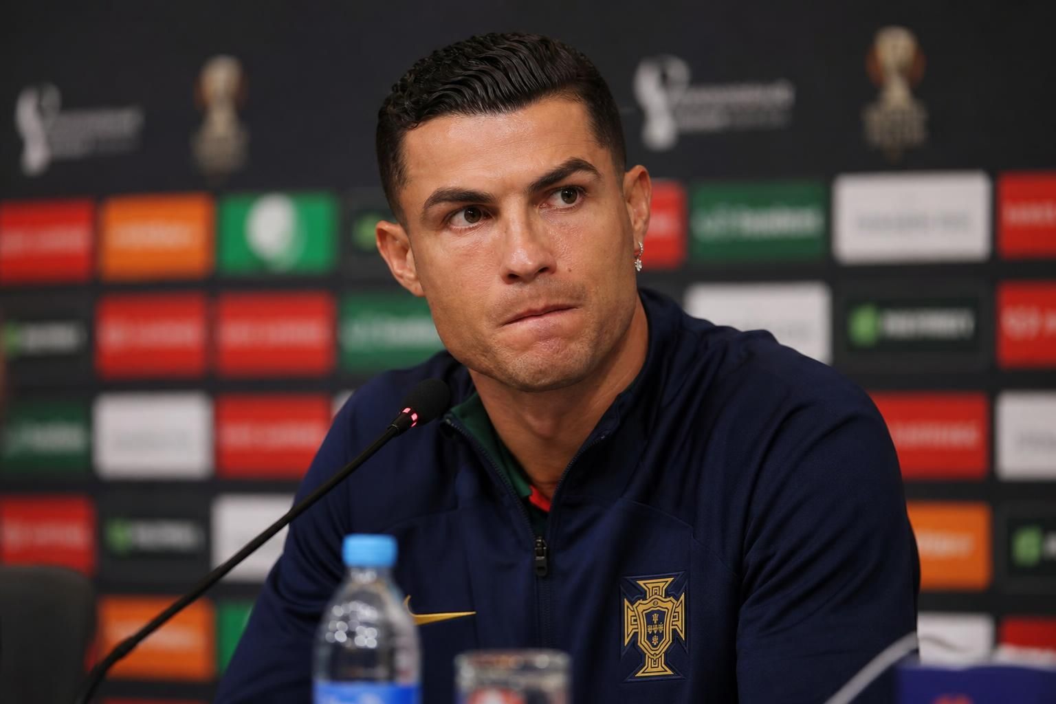 Cristiano Ronaldo tijdens een gespannen persmoment voor Portugal op het WK