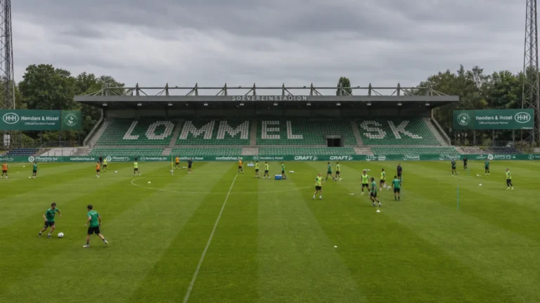 Brede trainingsscène van Lommel SK in het Soevereinstadion