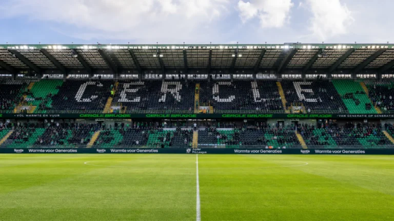 Brede tribune van Cercle Brugge tijdens een wedstrijddag met groen-zwarte clubsfeer
