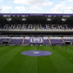 Het veld en de tribunes van RSC Anderlecht kort voor een Europese wedstrijd