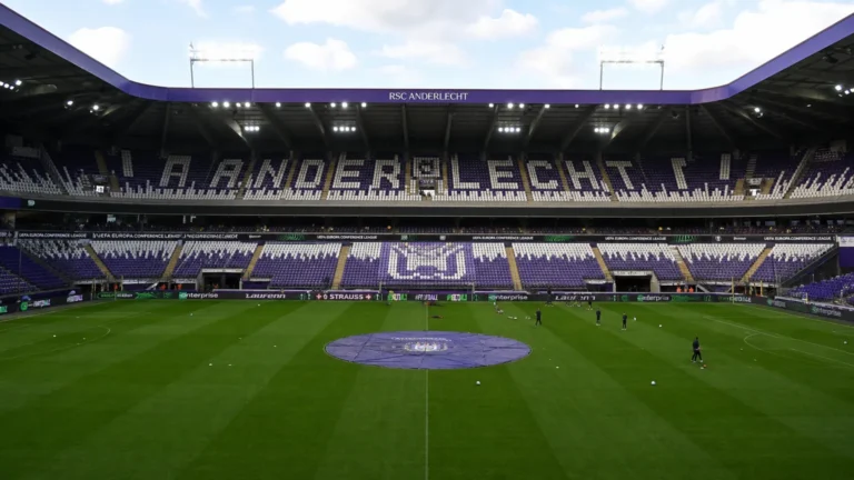Het veld en de tribunes van RSC Anderlecht kort voor een Europese wedstrijd