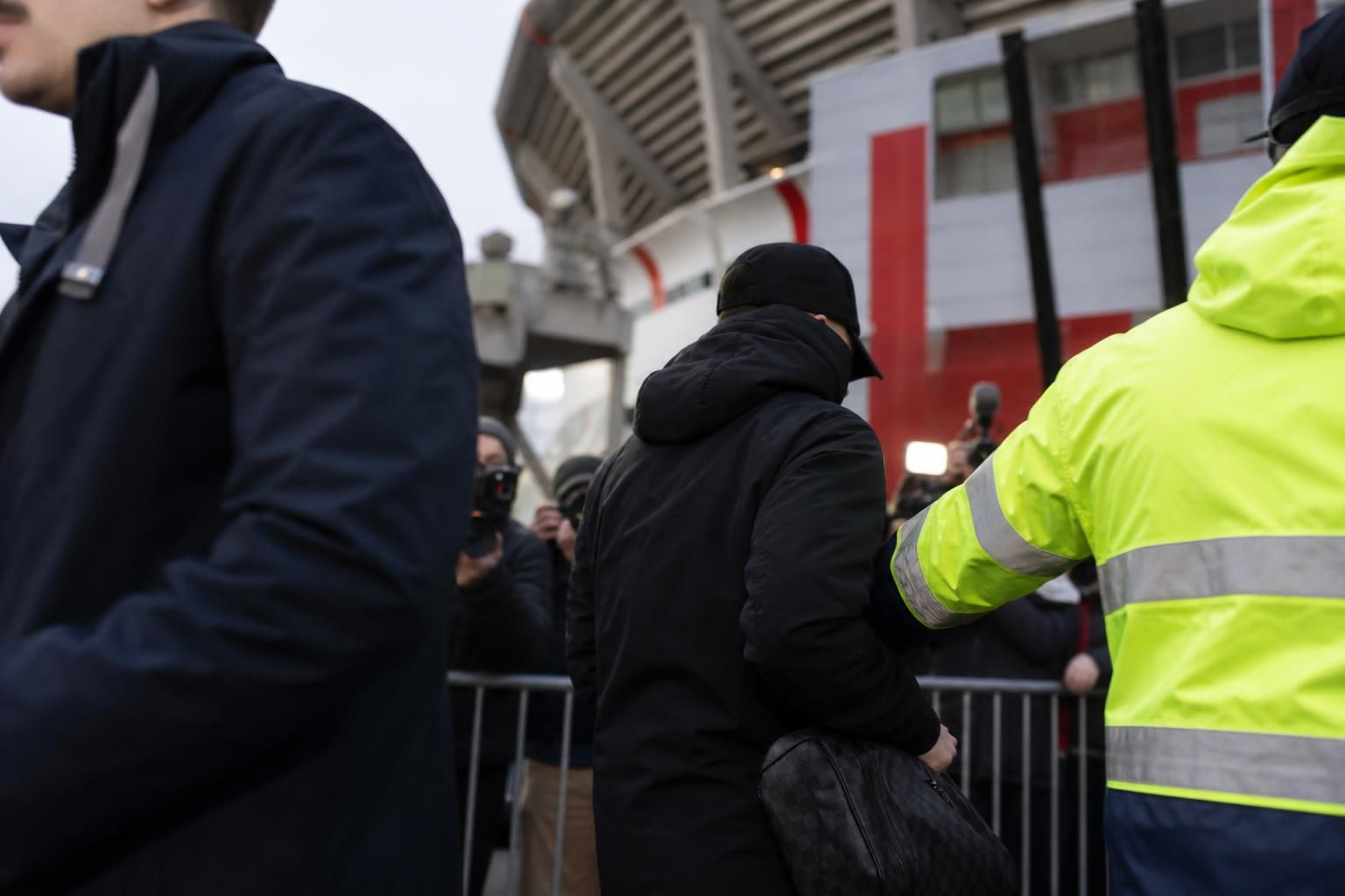Transfercontext rond Ajax met stadionomgeving zonder herkenbare gezichten
