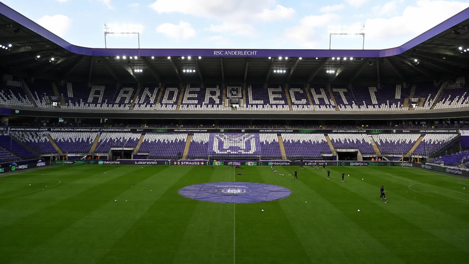 Het veld en de tribunes van RSC Anderlecht kort voor een Europese wedstrijd