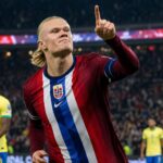 Erling Haaland viert een beslissend doelpunt voor Noorwegen tegen Brazilië