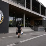 De ingang van de clubinfrastructuur van KSC Lokeren op Daknam tijdens een gewone werkdag