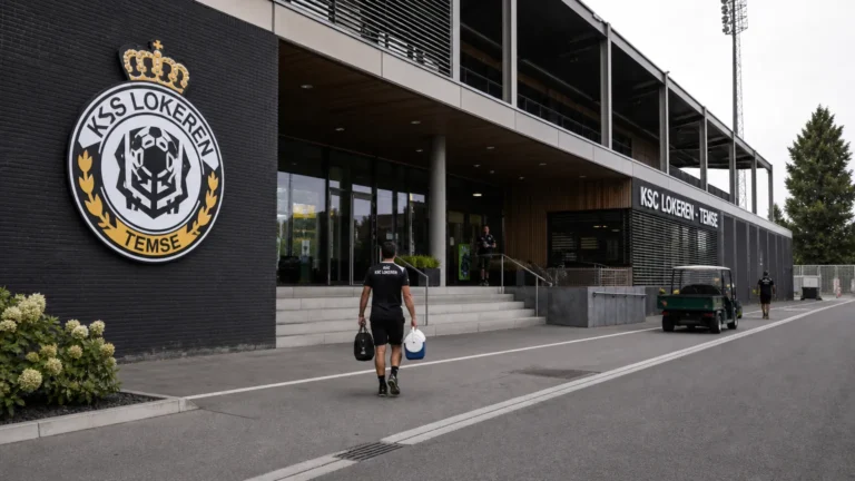 De ingang van de clubinfrastructuur van KSC Lokeren op Daknam tijdens een gewone werkdag