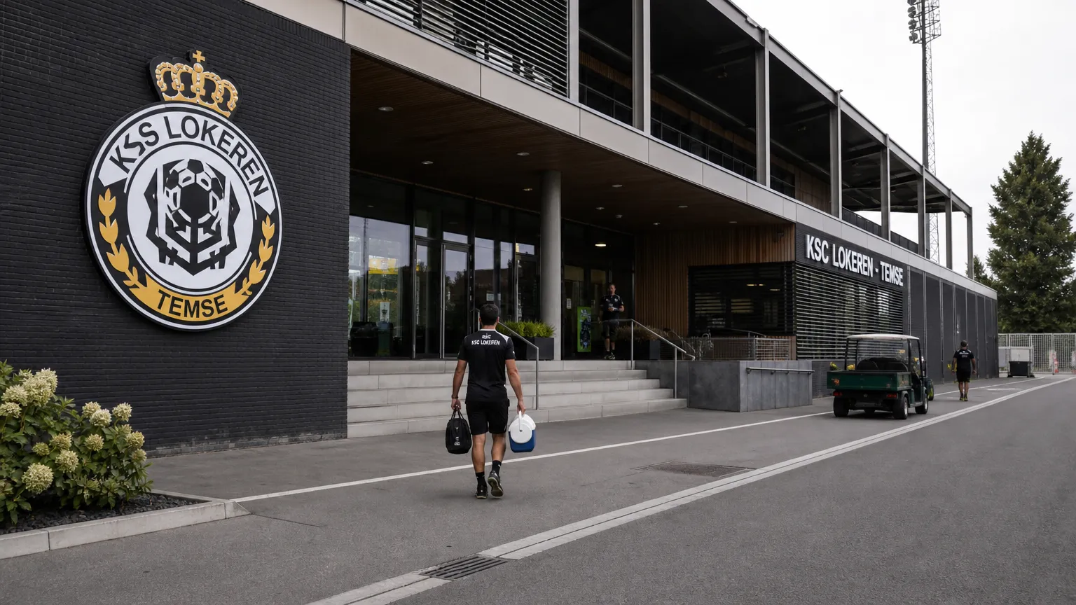 De ingang van de clubinfrastructuur van KSC Lokeren op Daknam tijdens een gewone werkdag