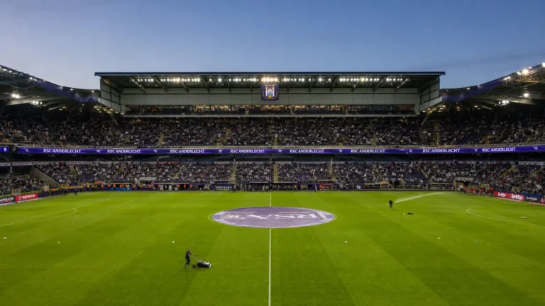 Supporters nemen plaats in het Lotto Park voor een Europese thuismatch van Anderlecht