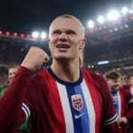 Erling Haaland viert een WK-moment met Noorwegen na de zege tegen Brazilië.