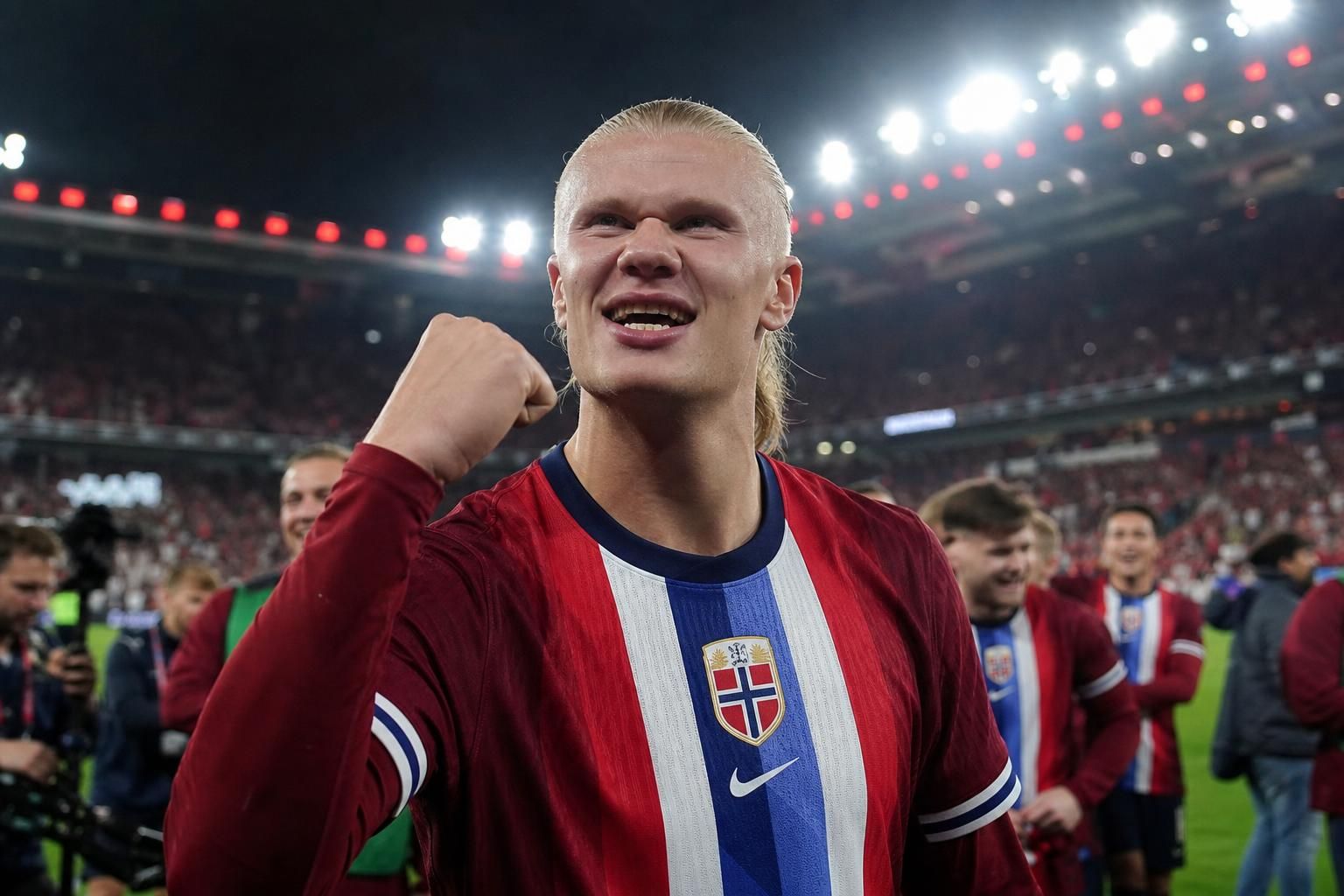 Erling Haaland viert een WK-moment met Noorwegen na de zege tegen Brazilië.