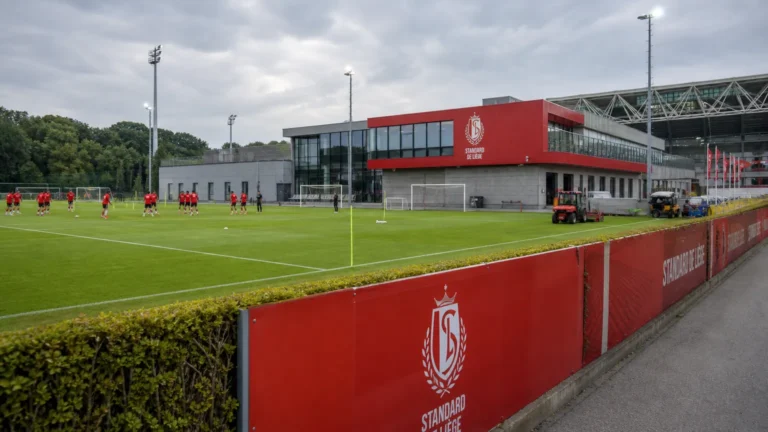 Het trainingscomplex van Standard Luik met medewerkers en spelers op de achtergrond
