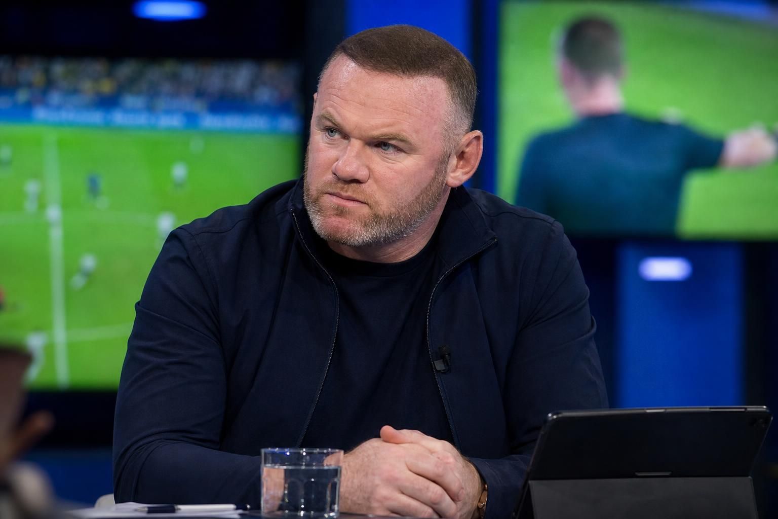 Wayne Rooney tijdens een gespannen voetbalanalyse over de Balogun-beslissing van de FIFA