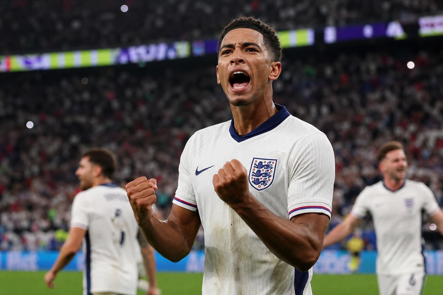 Jude Bellingham viert tijdens de WK-wedstrijd tussen Engeland en Mexico in het Azteca-stadion