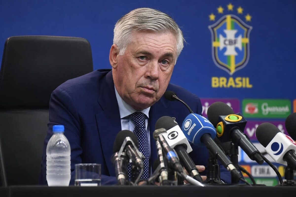 Carlo Ancelotti tijdens een gespannen persmoment na de WK-uitschakeling van Brazilië