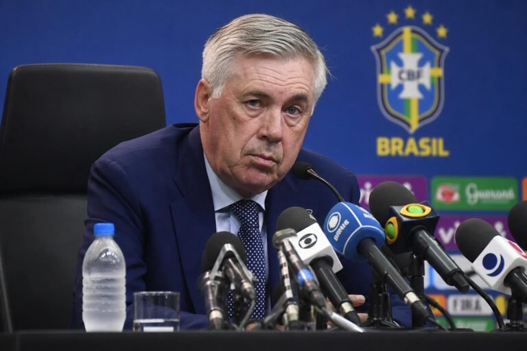 Carlo Ancelotti tijdens een gespannen persmoment na de WK-uitschakeling van Brazilië