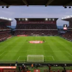 Het stadion van Standard tijdens een wedstrijddag met zicht op het veld en de tribunes