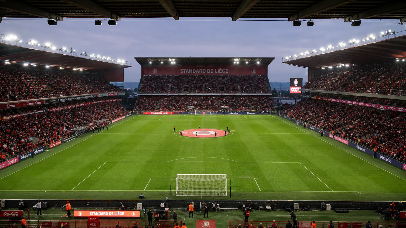 Het stadion van Standard tijdens een wedstrijddag met zicht op het veld en de tribunes