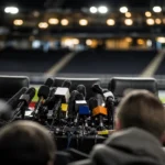 Microfoons in een gespannen voetbalpersruimte rond discussie over WK-rechten