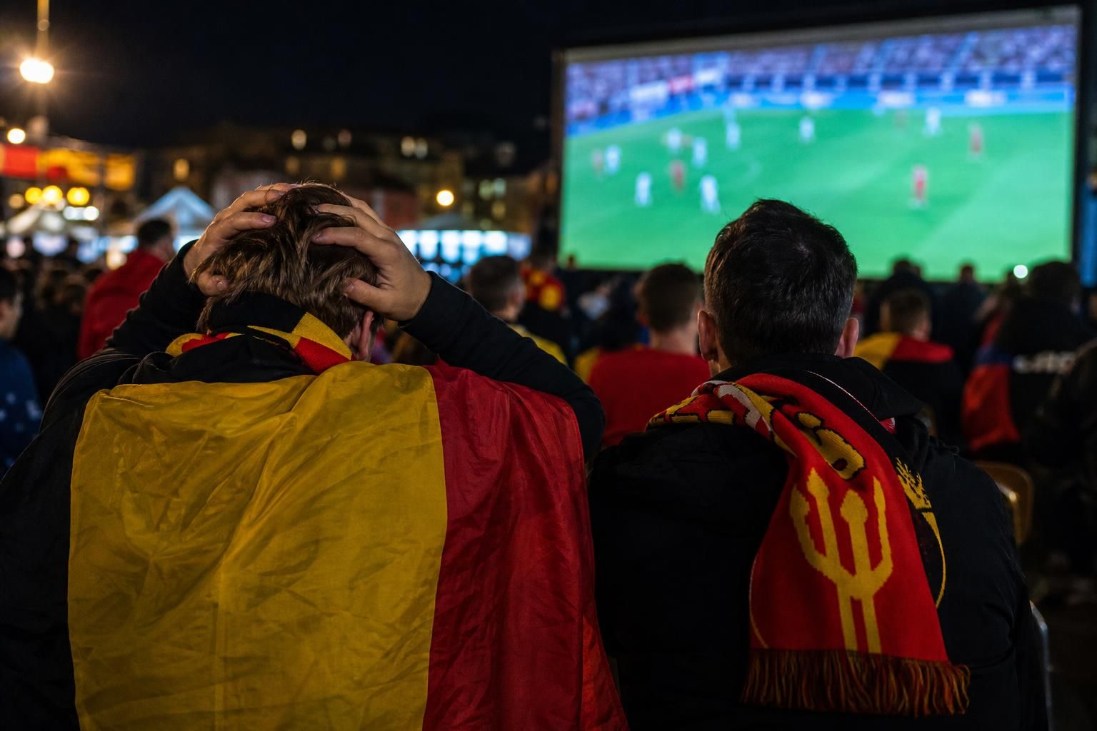 Belgische supporters volgen 's nachts de WK-affiche van de Rode Duivels tegen de Verenigde Staten
