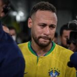 Neymar in Braziliaans shirt na een teleurstellend WK-moment