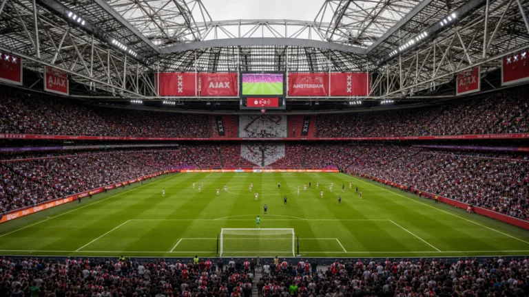 De ArenA tijdens een wedstrijddag van Ajax, met spelers en publiek breed in beeld