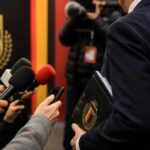 Gespannen persmoment in een internationale voetbalcontext rond een besluit van FIFA