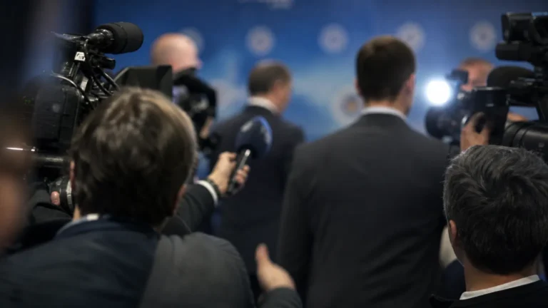 Gespannen internationale voetbalvergadering rond FIFA en UEFA zonder herkenbare gezichten