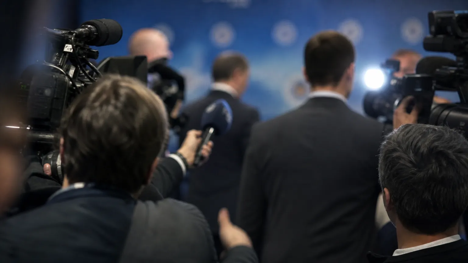 Gespannen internationale voetbalvergadering rond FIFA en UEFA zonder herkenbare gezichten