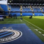 De blauw-zwarte tribunes van Club Brugge tijdens de voorbereidingen op een wedstrijddag