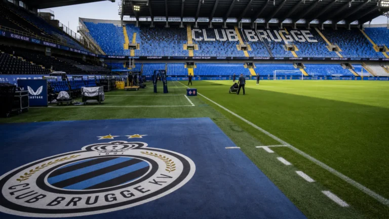 De blauw-zwarte tribunes van Club Brugge tijdens de voorbereidingen op een wedstrijddag