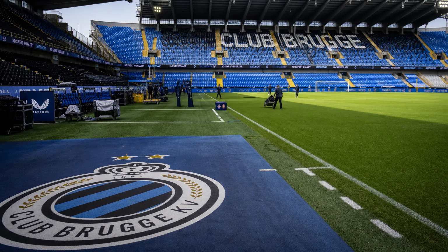 De blauw-zwarte tribunes van Club Brugge tijdens de voorbereidingen op een wedstrijddag